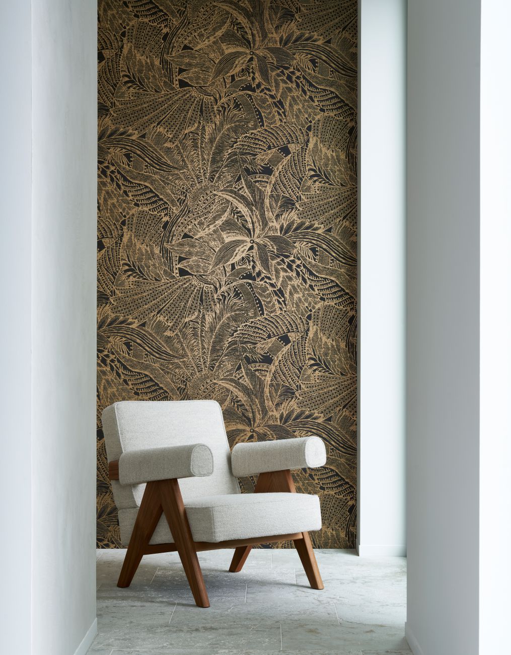 Moderner Sessel vor Wand mit dunkelbraunem, floralem Muster.