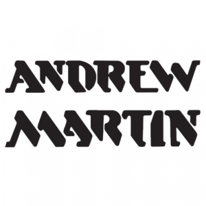 Schwarzer Schriftzug Andrew Martin auf weißem Hintergrund.
