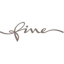 Handgeschriebener Schriftzug "fine" in brauner Farbe auf weißem Hintergrund.